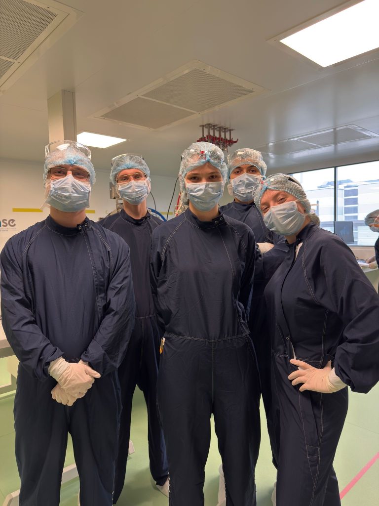 Étudiants en biotechnologies en tenues stériles