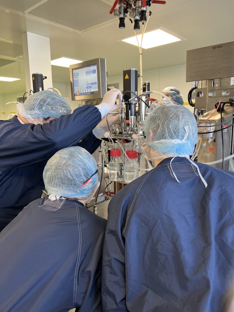 Étudiants devant la cuve de laboratoire pour observer le processus de fermentation