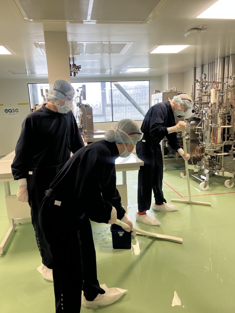 Étudiants participant au bio-netoyyage et à la désinfection du laboratoire