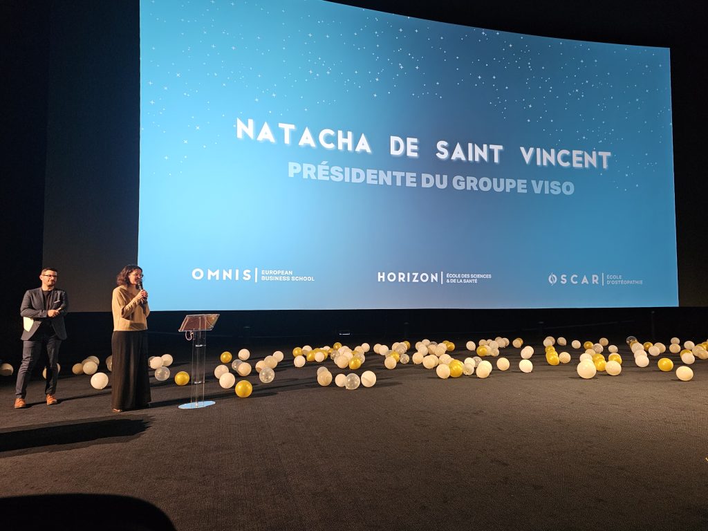 Natacha De Saint Vincent, présidente du groupe, présentant la cérémonie de remise des diplômes
