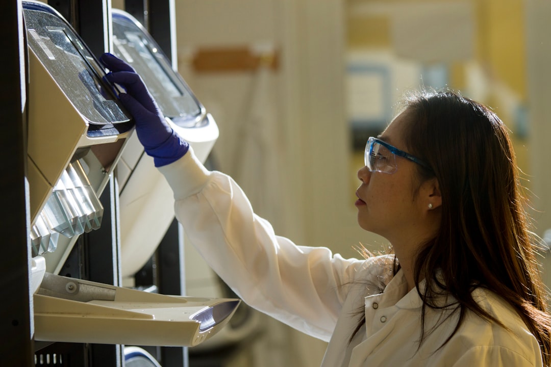 Technicienne de laboratoire en biotechnologie