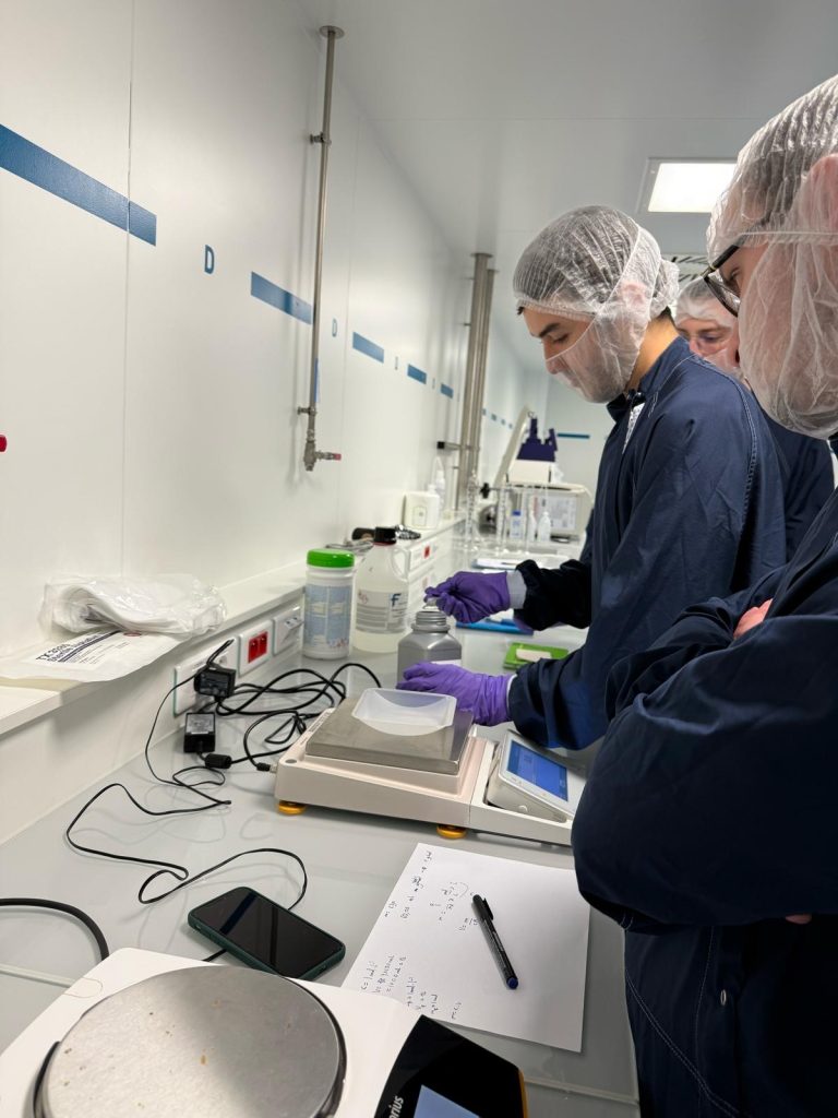 étudiants en TP dans les laboratoires EASE