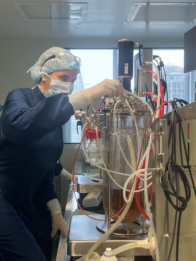 Étudiante en TP dans les laboratoires EASE