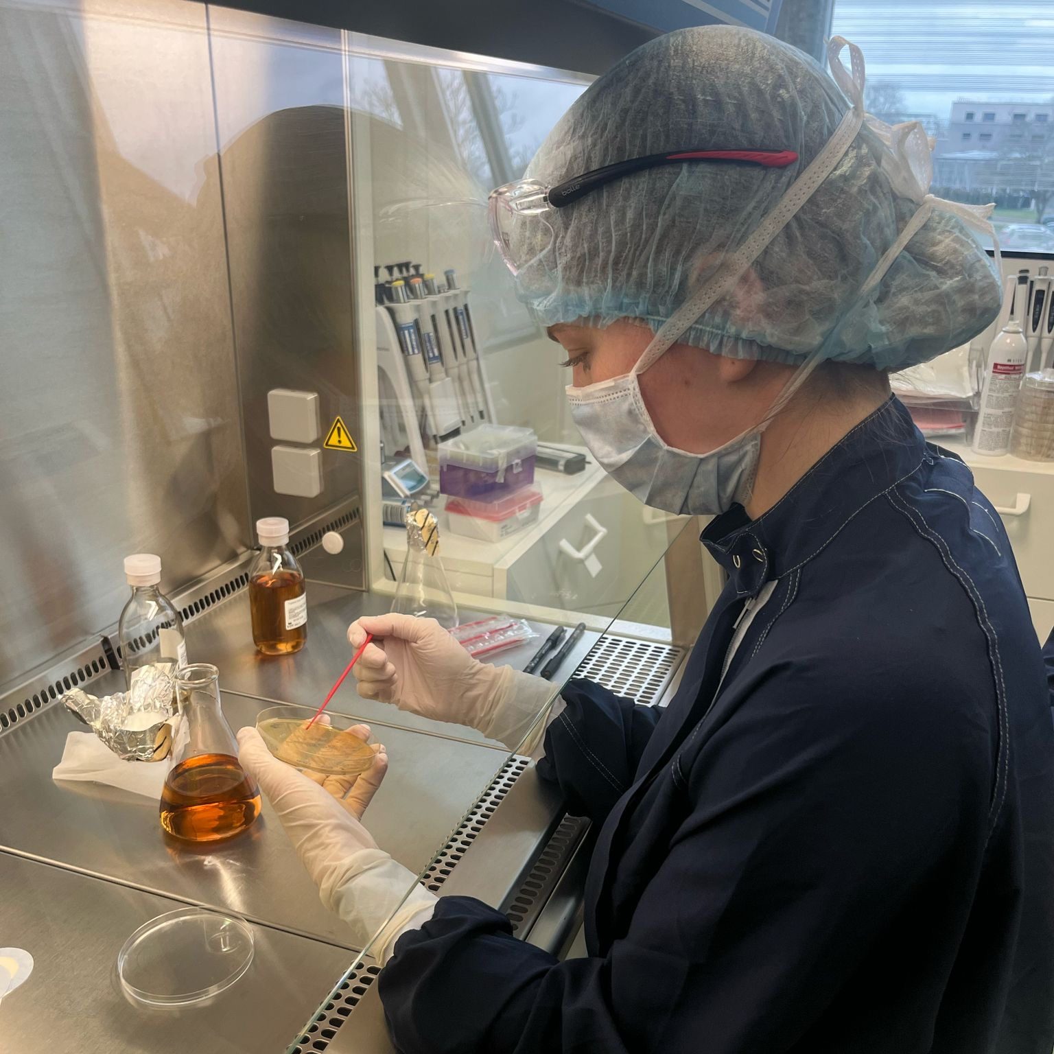 Étudiante travaillant conditions stériles au laboratoire EASE