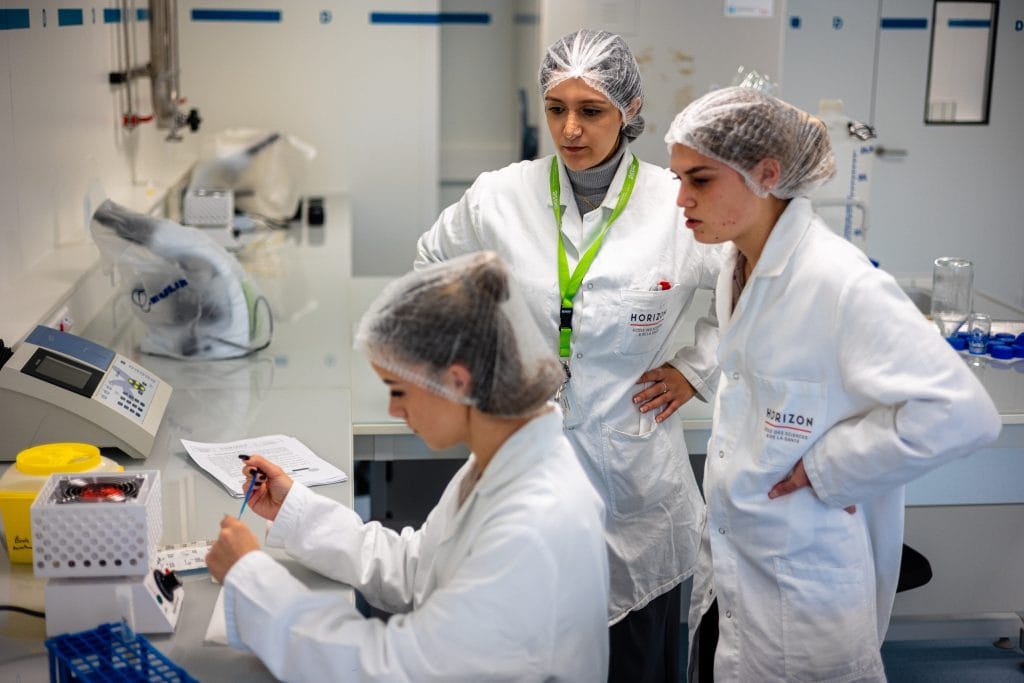 Étudiants en TP dans les laboratoires professionnels EASE