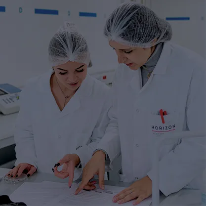 Images LP Horion 16 Deux étudiantes Horizon qui regardent leurs notes dans un labo