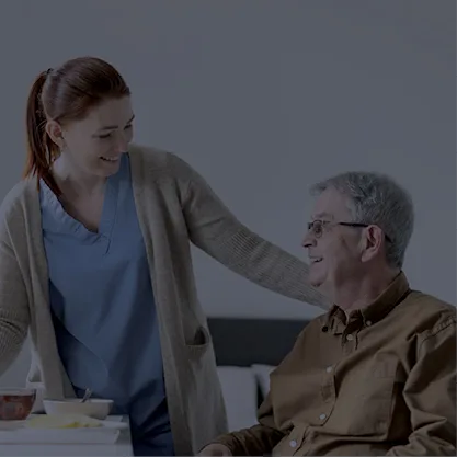 Images LP Horizon Une soignante qui discute avec un monsieur