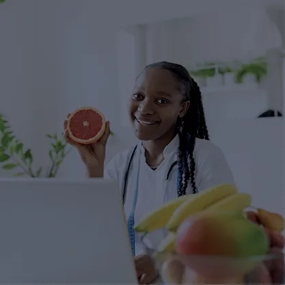 Images LP Horizon3 Une diététicienne avec un pamplemousse en main