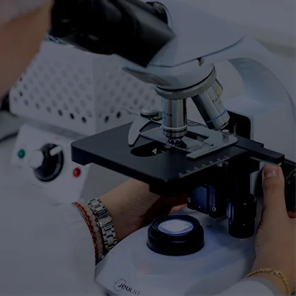 Images LP Horizon5 Femme utilisant un microscope pour faire des analyses