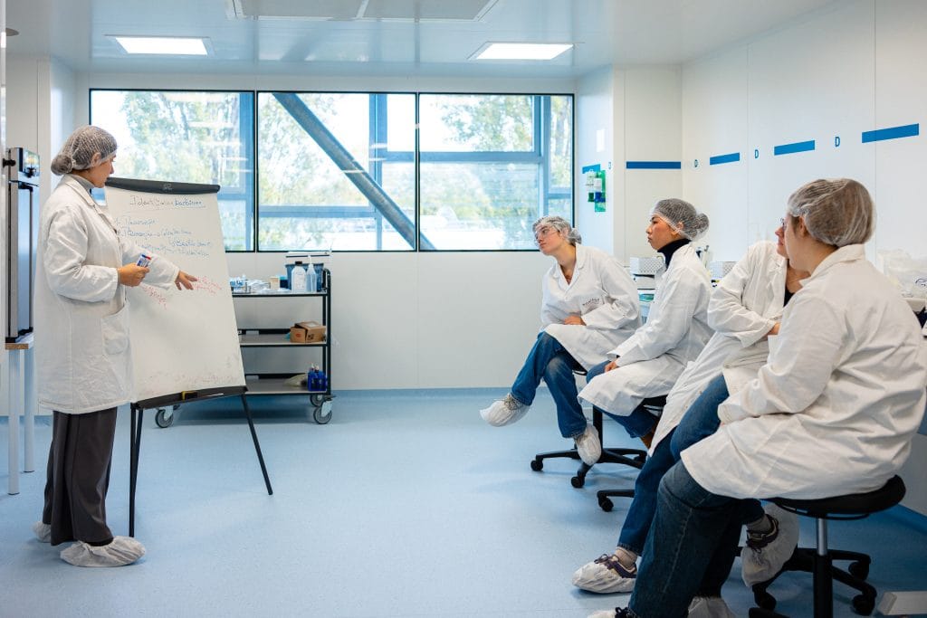 Étudiants travaillant en équipe sur un projet de biotechnologie