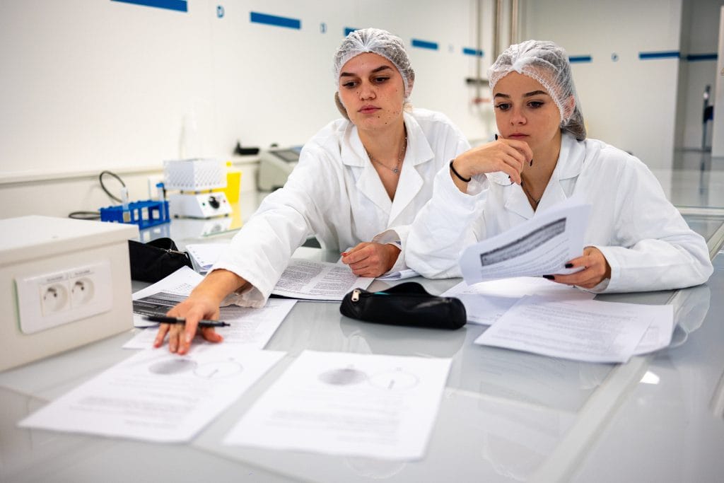Étudiants en blouse dans un laboratoire