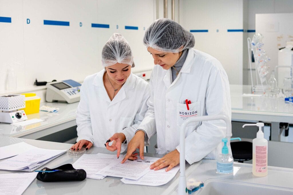 Étudiante en TP dans les laboratoires professionnels EASE avec son professeur